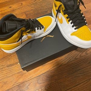 Jordan 1 mid university gold